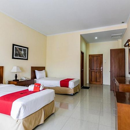 Reddoorz Plus Near Alun Alun Karanganyar 수라카르타 외부 사진