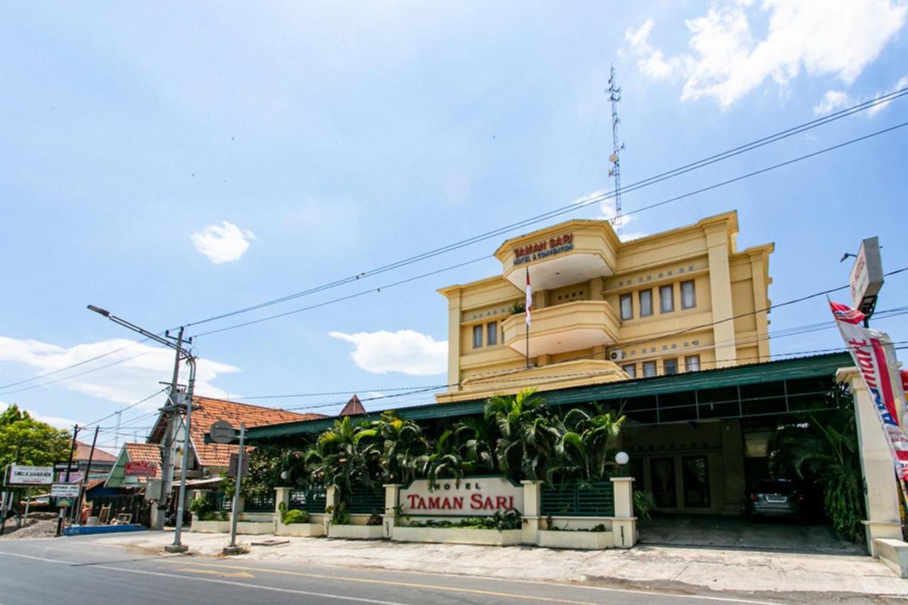 Reddoorz Plus Near Alun Alun Karanganyar 수라카르타 외부 사진