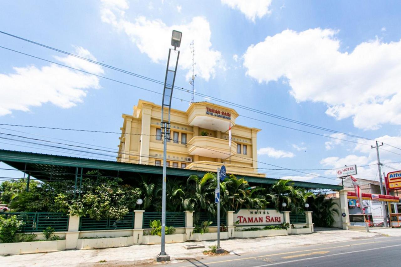 Reddoorz Plus Near Alun Alun Karanganyar 수라카르타 외부 사진