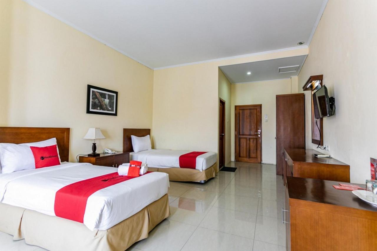 Reddoorz Plus Near Alun Alun Karanganyar 수라카르타 외부 사진