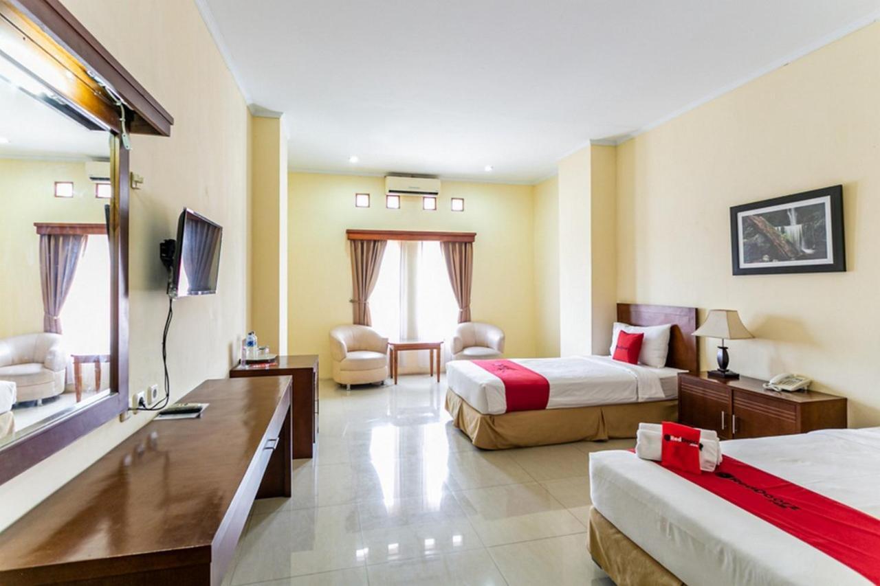 Reddoorz Plus Near Alun Alun Karanganyar 수라카르타 외부 사진