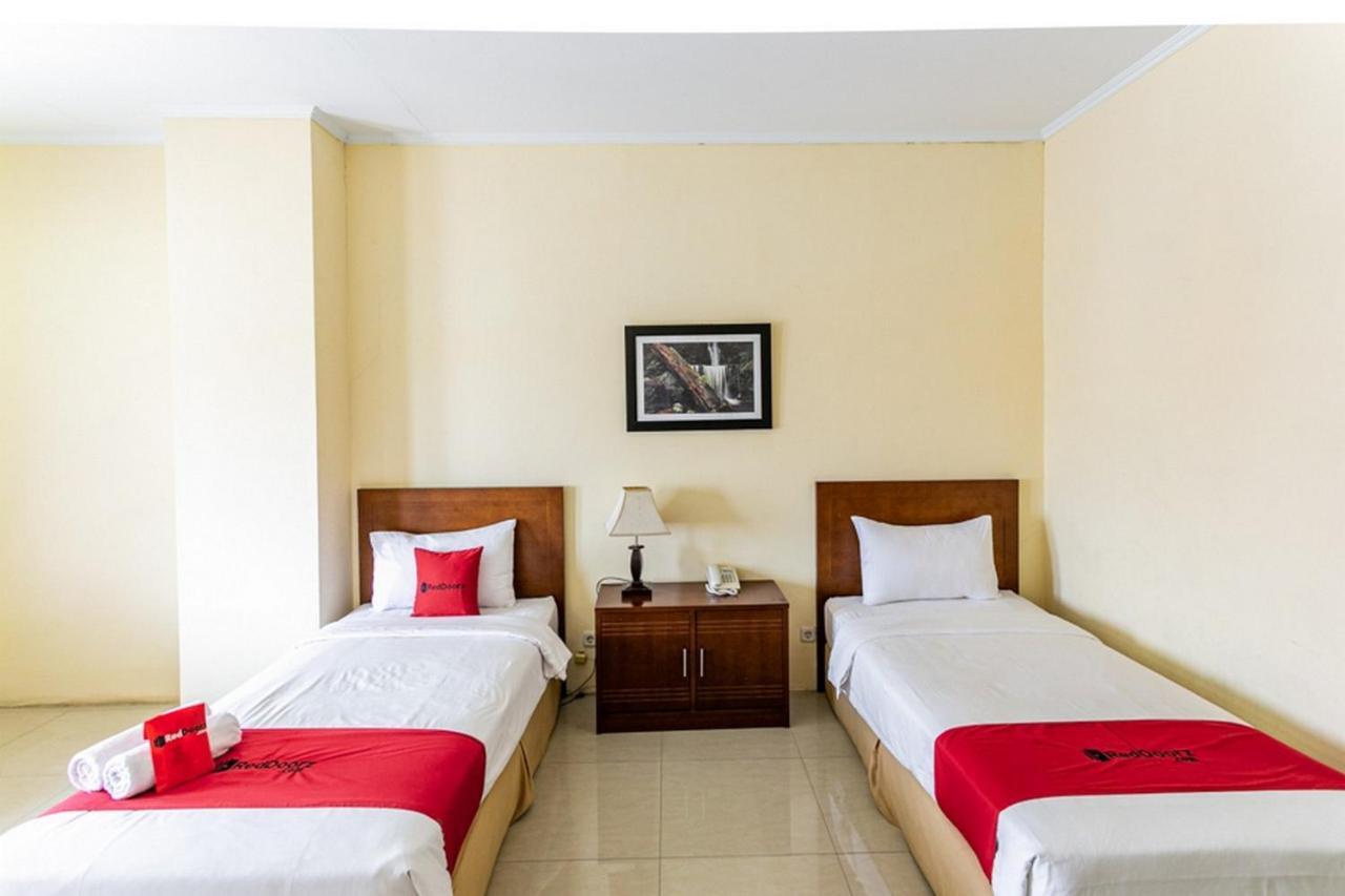 Reddoorz Plus Near Alun Alun Karanganyar 수라카르타 외부 사진