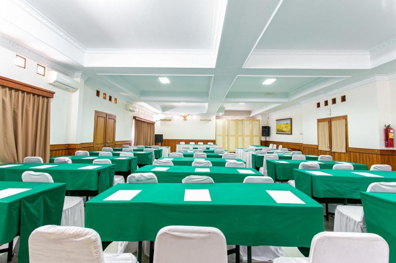 Reddoorz Plus Near Alun Alun Karanganyar 수라카르타 외부 사진