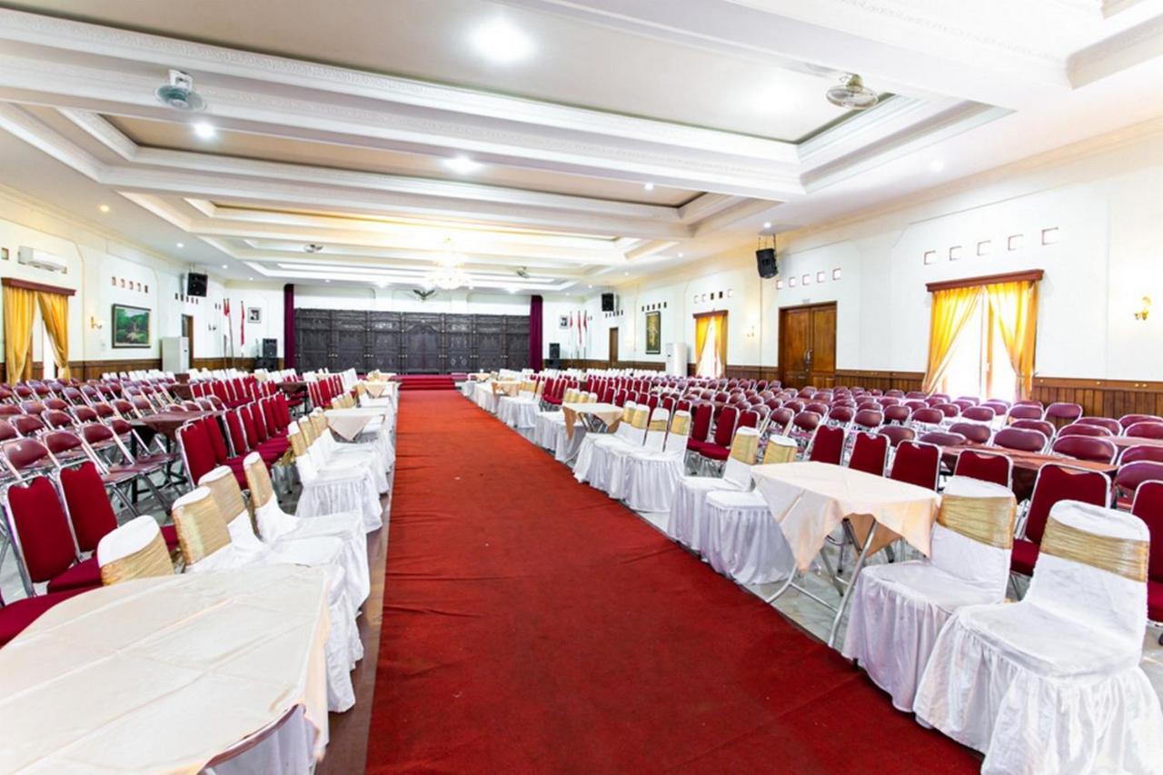 Reddoorz Plus Near Alun Alun Karanganyar 수라카르타 외부 사진